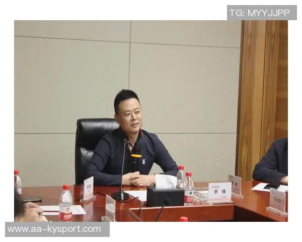 芬奇谈球队困境：团结一致共克时艰的决心与信念