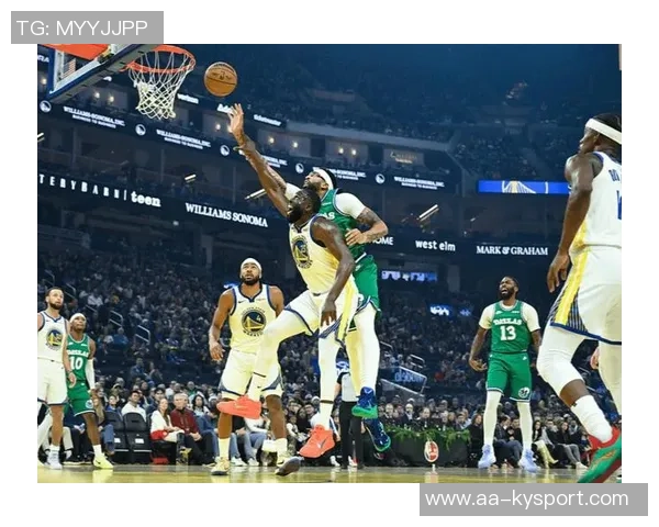 克拉克斯顿受到步行者和勇士等多支球队的密切关注与追逐 克拉克斯顿受到步行者和勇士等多支球队的密切关注与追逐