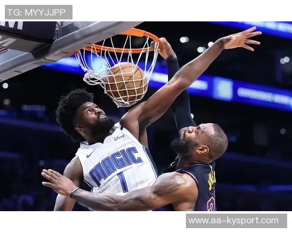 特纳三分球表现惊艳队友鼓励他勇敢投篮展现新风采 特纳三分球表现惊艳队友鼓励他勇敢投篮展现新风采