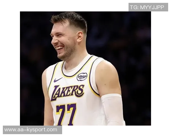 大范分析:里夫斯无球跑动活跃东契奇詹姆斯却选择静止待命 大范分析:里夫斯无球跑动活跃东契奇詹姆斯却选择静止待命